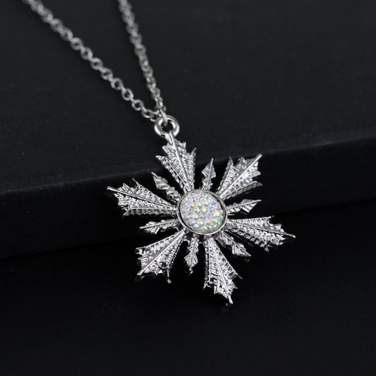Snowflake Pendant Necklace – Elegant Winter-Inspired Chain for Women
