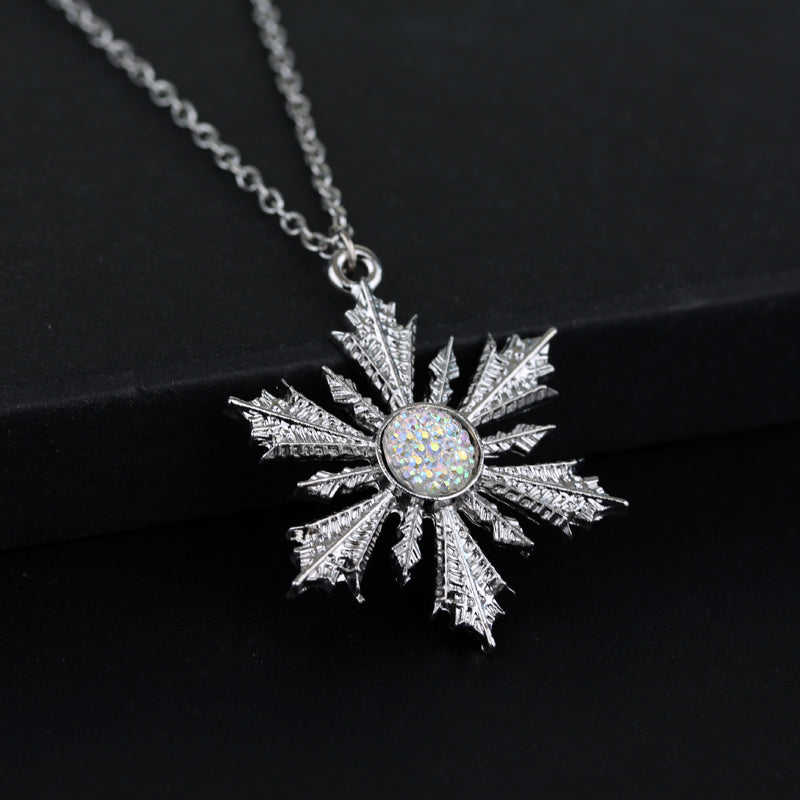 Snowflake Pendant Necklace – Elegant Winter-Inspired Chain for Women