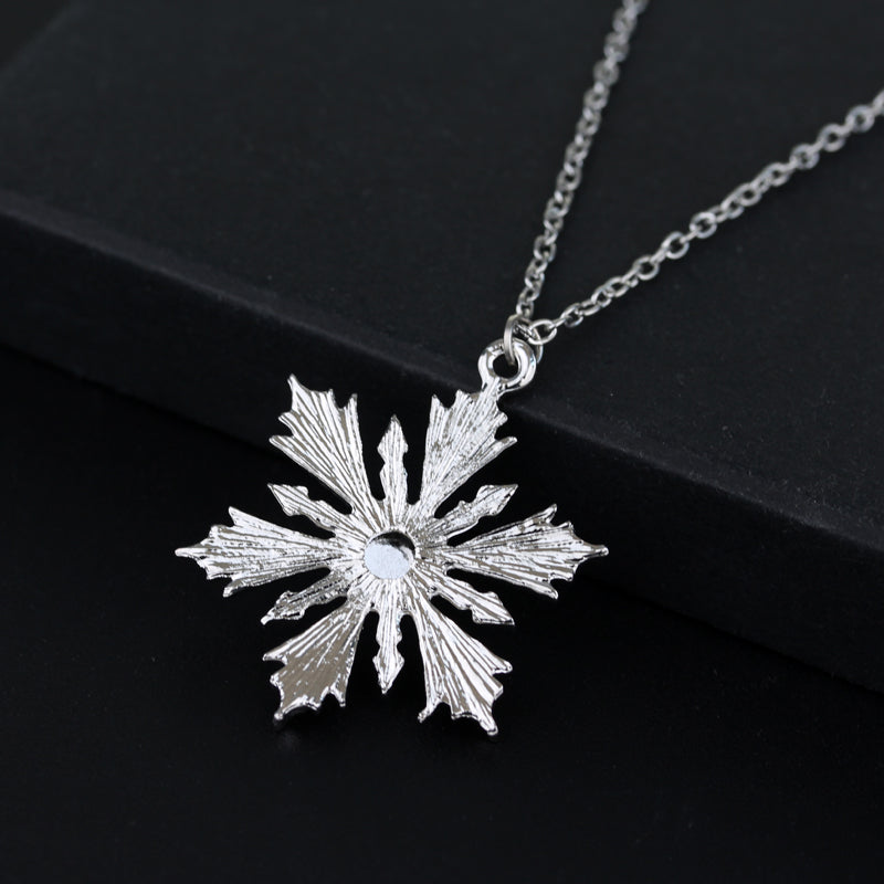 Snowflake Pendant Necklace – Elegant Winter-Inspired Chain for Women