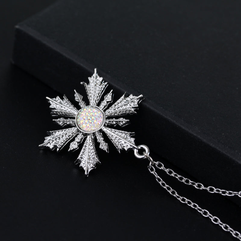 Snowflake Pendant Necklace – Elegant Winter-Inspired Chain for Women