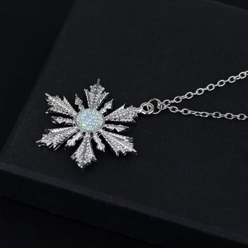 Snowflake Pendant Necklace – Elegant Winter-Inspired Chain for Women